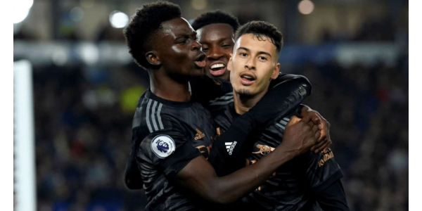 Arsenal 4-2 Brighton fører stillingen med 7 point Arsenal 4-2 Brighton fører stillingen med 7 point