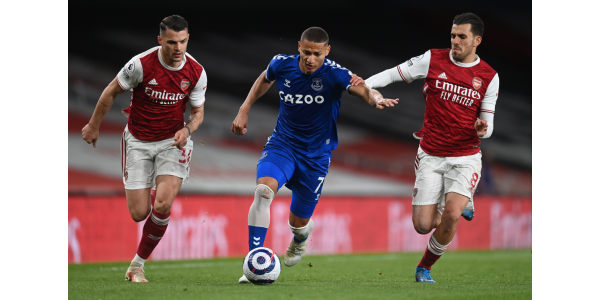 Arsenal slog Everton 4-0 for at fortsætte med at føre stillingen