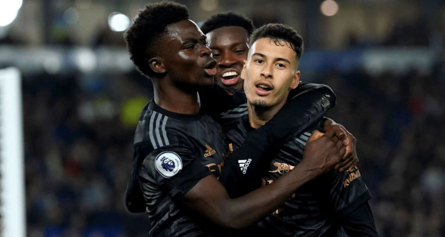 Arsenal 4-2 Brighton fører stillingen med 7 point