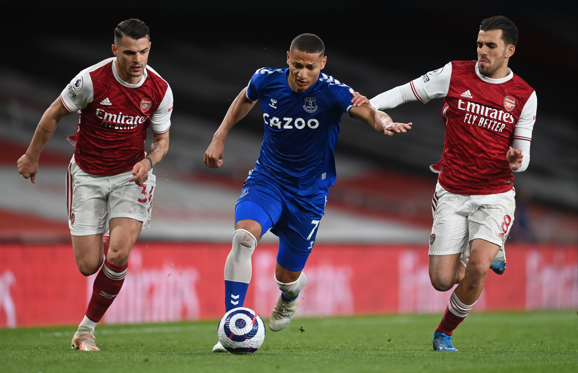 Arsenal slog Everton 4-0 for at fortsætte med at føre stillingen