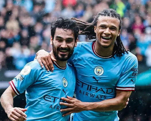 Manchester City overhaler Arsenal og fører Premier League-stillingen